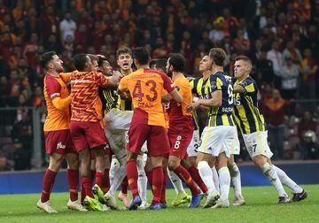 Separados por el estrecho del Bósforo que separa Europa de Asia (o a Asia de Europa), el duelo entre el Galatasaray y el Fenerbahçe es uno de los más tensos que hay a nivel mundial. Y eso que su primer choque fue un amistoso disputado el 17 de enero de 19