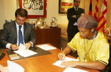 Momento de la firma de Ronaldinho con el Barcelona.