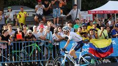 Alejandro Valverde se despidió de las competiciones en suelo español en las calles de Madrid, donde fue aclamado por el público asistente a la última etapa de La Vuelta. El murciano, de 42 años, se retira del ciclismo profesional al término de esta temporada y colgará la bicicleta en el próximo Giro de Lombardía (8 de octubre).
