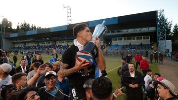 Gonzalo Montes celebran el titulo contra Audax Italiano durante el partido de Primera División disputado en el estadio CAP de Talcahuano, Chile.
