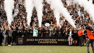 Carlos Vela y LAFC reciben la Supporters’ Shield 2022 tras el Decision Day
