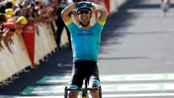 El ciclista español Omar Fraile celebra su victoria de etapa en la 14ª etapa del Tour de Francia 2018 con final en Mende.