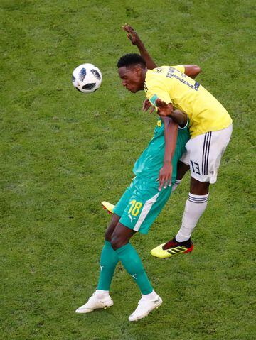 Yerry Mina gana de cabeza al jugador de Senegal, Ismaila Sarr, durante el partido Senegal-Colombia, del Grupo H del Mundial de Fútbol de Rusia 2018, en el Samara Arena de Samara, Rusia, hoy 28 de junio de 2018