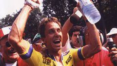 Greg LeMond celebra su triunfo en el Tour de 1989.