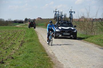 Los ciclistas del equipo Movistar, con Landa, Valverde y Quintana a la cabeza, reconocieron la etapa 9 del Tour de Francia que tendrá 15 tramos de adoquines.