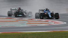 Lewis Hamilton (Mercedes W12) y Fernando Alonso (Alpine A521). Estambul, Turqu&iacute;a. F1 2021.
