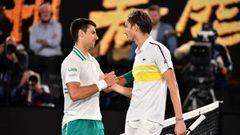 Novak Djokovic felicita a Medvedev en la final del Open de Australia.