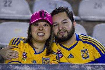 Una pareja en las butacas del Estadio Universitario en San Nicolás de los Garza.