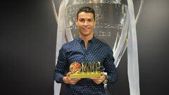 Cristiano posa con el trofeo de mejor jugador de 2016 otorgado por el medio chino &#039;Dongqiudi&#039;.