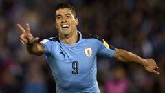 Luis Su&aacute;rez celebrando un gol con Uruguay en un partido de clasificaci&oacute;n al Mundial de Rusia.
