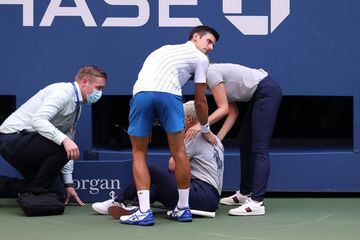 Luego de haber encajado un break ante Carreño, el tenista serbio mandó la pelota fuera de la cancha, pero se impactó con la jueza.