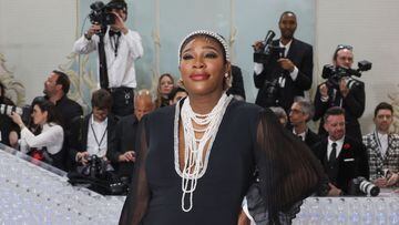Serena Williams con un vestido con colores en blanco y negro de Gucci.