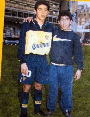 Durante su paso por las inferiores de Boca, Tévez fue fotografiado junto a su ídolo en la Bombonera, para luego incluso jugar juntos en la Selección Argentina.