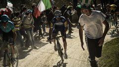 El ciclista franc&eacute;s Julian Alaphilippe ataca durante un tramo de sterrato en la Strade Bianche 2019.