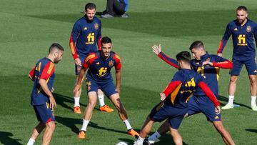 Los jugadores de la selección española de fútbol durante el primer entrenamiento que el combinado español ha celebrado hoy viernes en la Ciudad del Fútbol de Las Rozas, en Madrid.