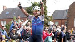 El ciclista británico Mark Cavendish celebra su victoria en la prueba de fondo de los campeonatos nacionales de Ciclismo en Ruta de Gran Bretaña.