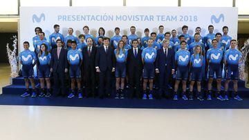 Foto de familia del equipo Movistar durante la presentaci&oacute;n de sus equipos masculino y femenino con Alejandro Valverde, Nairo Quintana y Mikel Landa como estrellas.