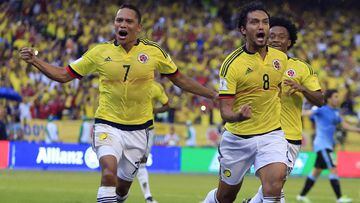 Los jugadores colombianos celebran el primer gol ante Uruguay. 