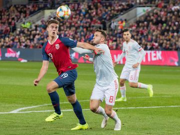 Norway's midfielder Markus Henriksen (L) and Spain's midfielder Saul Niguez vie for the ball during the Euro 2020 qualifying football match Norway v Spain in Oslo, Norway on October 12, 2019. (Photo by Terje Pedersen / NTB Scanpix / AFP) / Norway OUT