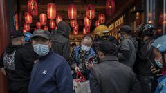 BEIJING, CHINA - MAY 01:Delivery drivers crowd at the takeout window of a local restaurant after inside dining was prohibited for the next four days, on May 1, 2022 in Beijing, China. China is trying to contain a spike in coronavirus cases in the capital 
