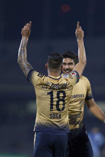Herrera y Sosa festejan el gol de Pumas