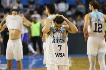 Argentina's Facundo Campazzo (C) and teammates react after their loss against the Dominican Republic during their FIBA Basketball World Cup 2023 Americas qualifiers match at the Islas Malvinas stadium in Mar del Plata, Buenos Aires province, on February 26, 2023. - Dominican Republic won 79-75 to qualify for the upcoming World Cup. (Photo by VICENTE ROBLES / AFP)
