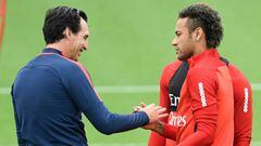 Emery habla con Neymar en un entrenamiento del PSG
