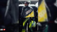 F1 driver Lewis Hamilton showed his love for late Brazilian driver Ayrton Senna by wearing a neon green and yellow suit with his photo on the back.