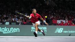 El tenista canadiense Felix Auger-Aliassime devuelve una bola durante la gran final de la Copa Davis entre Canadá y Australia.
