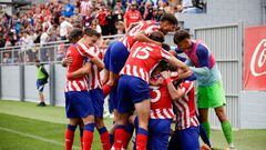 Los jugadores del Atlético B celebran un gol al Espanyol B.