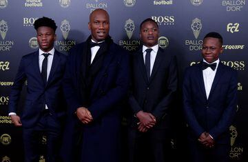 La leyenda de Costa de Marfil Didier Drogba llega con su familia 