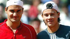 Roger Federer y Guillermo Coria posan antes de disputar la final del Masters de Hamburgo de 2004.