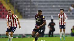 Elbis Souza conduce un balón en el partido de Ida entre el Atlante y Tapatío.
