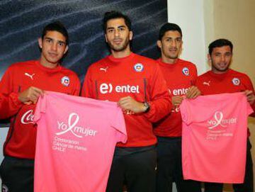 Los jugadores se dieron el tiempo de apoyar a la campaña en el hotel de concentración de Chile.