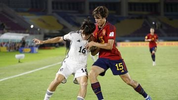 Surakarta (Indonesia), 22/08/2023.- Aren Inoue of Japan (L) in action against Andres Cuenca of Spain (R) during the FIFA U-17 World Cup round of sixteen match between Spain and Japan at the Manahan Stadium in Surakarta, Indonesia, 20 November 2023. (Mundial de Fútbol, Japón, España) EFE/EPA/MAST IRHAM
