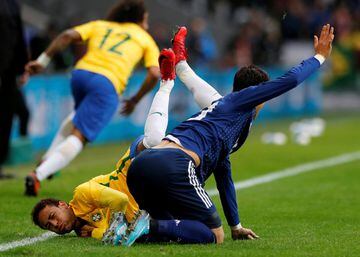 Soccer Football - International Friendly - Brazil vs Japan - Stade Pierre-Mauroy, Lille, France - November 10, 2017   Brazil’s Neymar is challenged by Japan’s Hiroki Sakai  