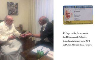 El Papa Francisco recibe credencial de Boca Juniors