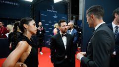 Lionel Messi y su esposa, Antonella Roccuzzo, charlando con Robert Lewandowski.