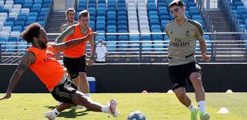 Marcelo intenta interceptar un pase de Miguel Gutiérrez en un entrenamiento en Valdebebas.