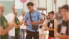 El basquetbolista Lee Aaliya se convierte en héroe de aeropuerto