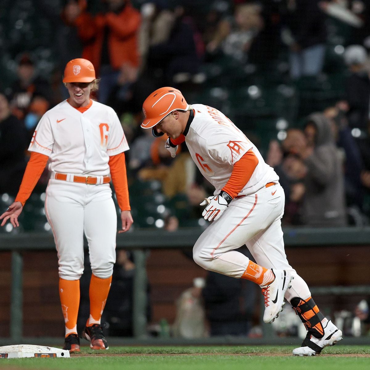 Giants' Alyssa Nakken, MLB's first woman on-field coach, sends