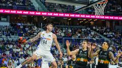 El alero argentino del Real Madrid Gabriel Deck entra a canasta ante Emir Sulejmanovic y Michale Kyser, del Surne Bilbao Basket.