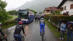 Los ciclistas regresan a los autobuses en la 12ª etapa del Giro.