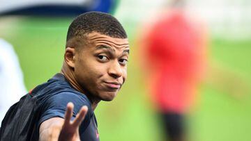 Paris Saint-Germain&#039;s French forward Kylian Mbappe gestures as he arrives on the pitch for a training session at the Stade de France, in Saint-Denis, on the outskirts of Paris, on July 23, 2020 on the eve of the French Cup final between Paris Saint-G