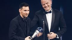 Paris (France), 27/02/2023.- Argentinian soccer player Lionel Messi of Paris Saint-Germain FC with his the Best FIFA Men's Player Award next to FIFA President Gianni Infantino on stage during the The Best FIFA Football Awards 2022 ceremony in Paris, France, 27 February 2023. (Francia) EFE/EPA/YOAN VALAT

