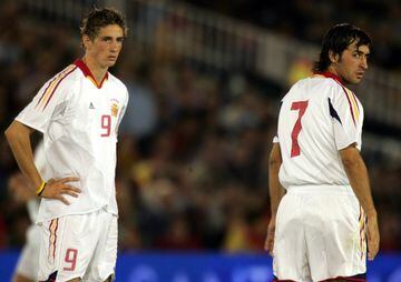 El delantero madridista era el capitán de la selección cuando Torres debutó con la absoluta. Compartieron minutos al frente del ataque español.