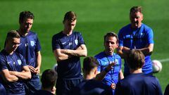 El entrenador del Genk, Albert Stuivenberg, da instrucciones a sus jugadores en un entrenamiento en Vigo en abril de 2017.