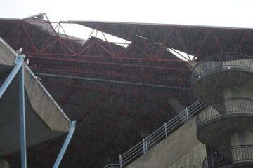 Parte del techo de la grada de Río del estadio de Balaídos ha perdido la cubierta debido al temporal que ha obligado a decretar la alerta roja en las Rías Bajas.