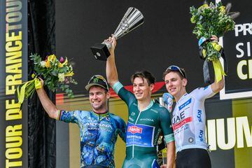 Philipsen, ganador, con Cavendish (2º) y Pogacar (3º) en el podio