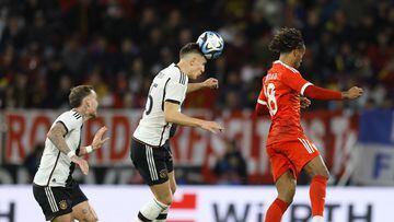 Mainz (Germany), 25/03/2023.- Germany's Nico Schlotterbeck (L2) in action against Peru'Äôs Andre Carrillo (R) during the international friendly soccer match between Germany and Peru in Mainz, Germany, 25 March 2023. (Futbol, Amistoso, Alemania) EFE/EPA/RONALD WITTEK
